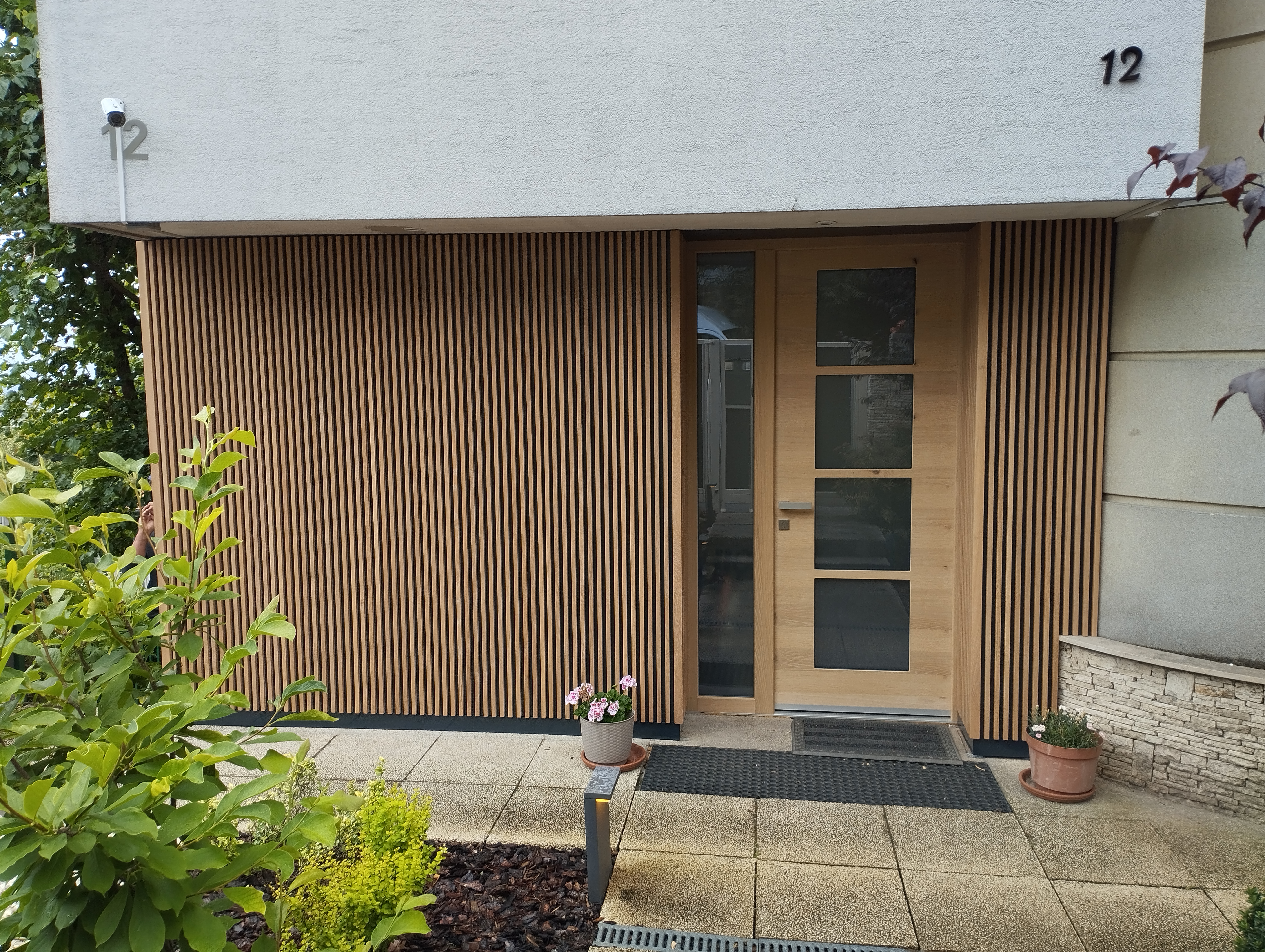 Egyéb egyedi asztalosmunkák – lépcsőkorlát, beltéri ajtó, falburkolat, dekoráció