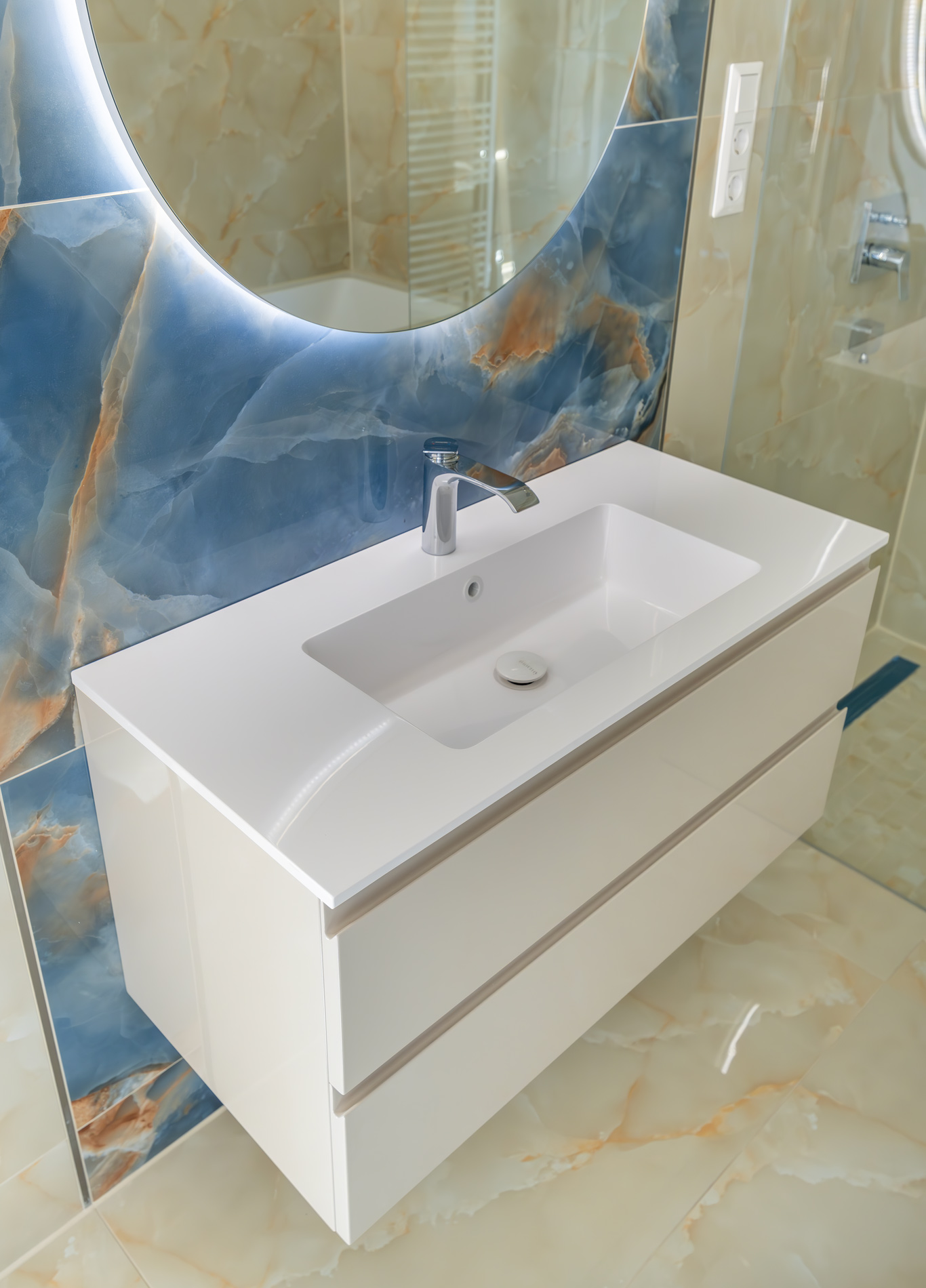 Lakás fürdőszoba bútor – mosdószekrény, tükrös szekrény, vízálló anyagból