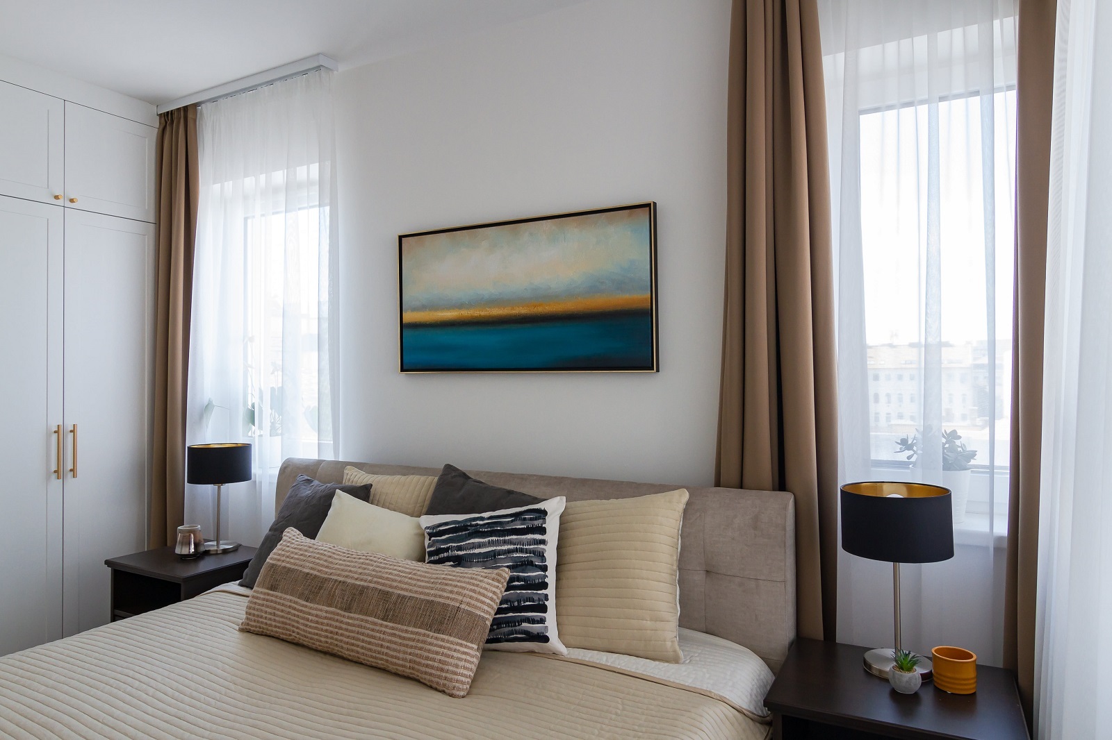 Hálószoba bútor tervezés – ágy mögötti fal, éjjeliszekrény, gardrób, öltöző