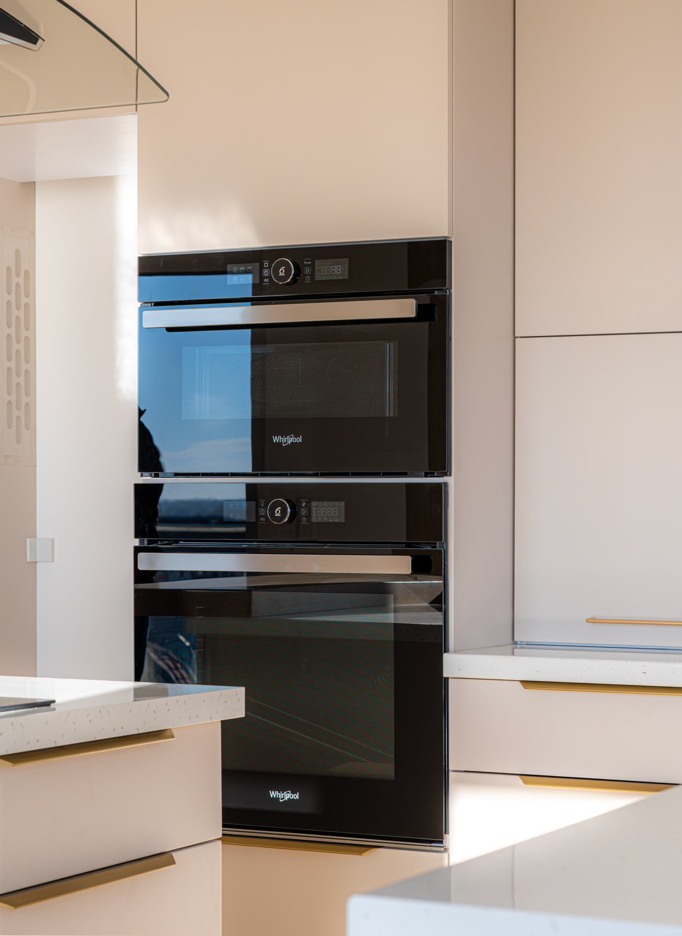 Prémium konyhabútor gyártás – egyedi konyhasziget, rejtett fiókok, olasz vasalatok