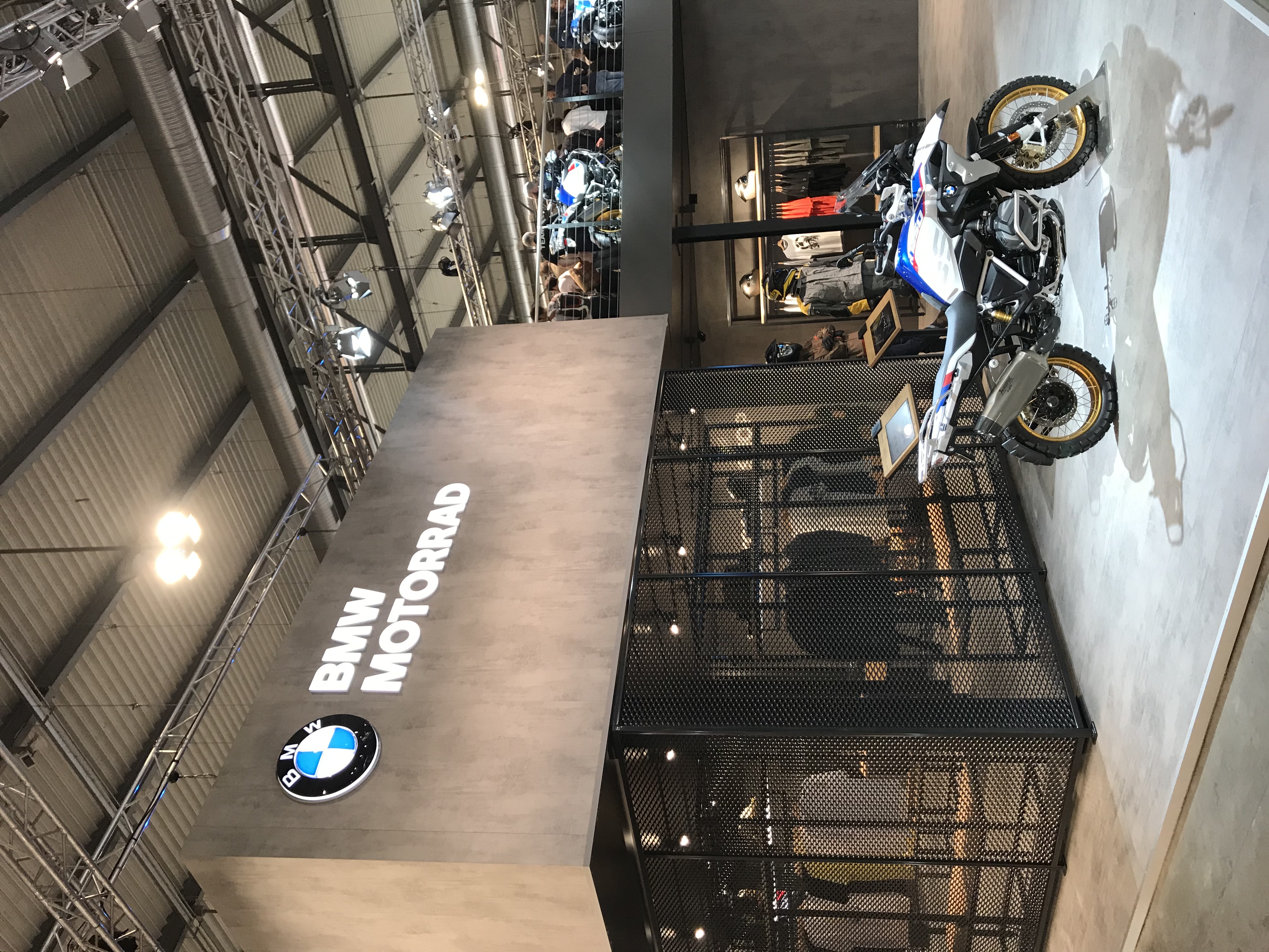 Közületi belsőépítészet – BMW Motorrad kiállítás